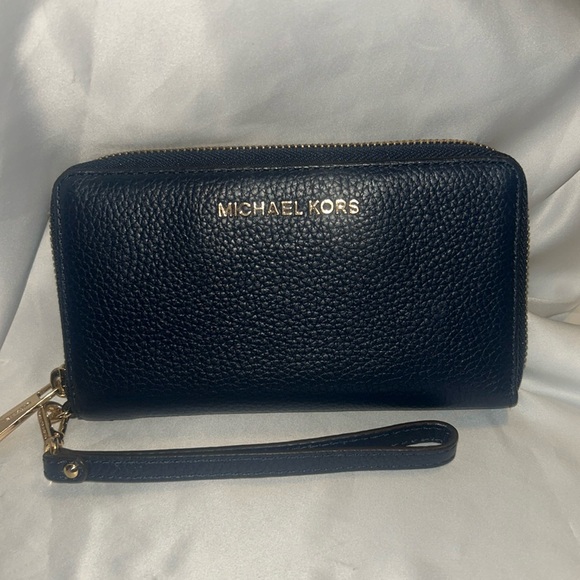 Michael Kors Handbags - Michael Kors Wristlet wallet